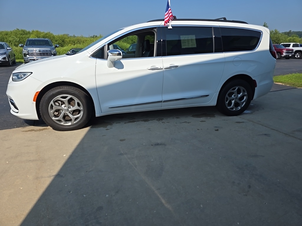 2022 Chrysler Pacifica Limited photo 3