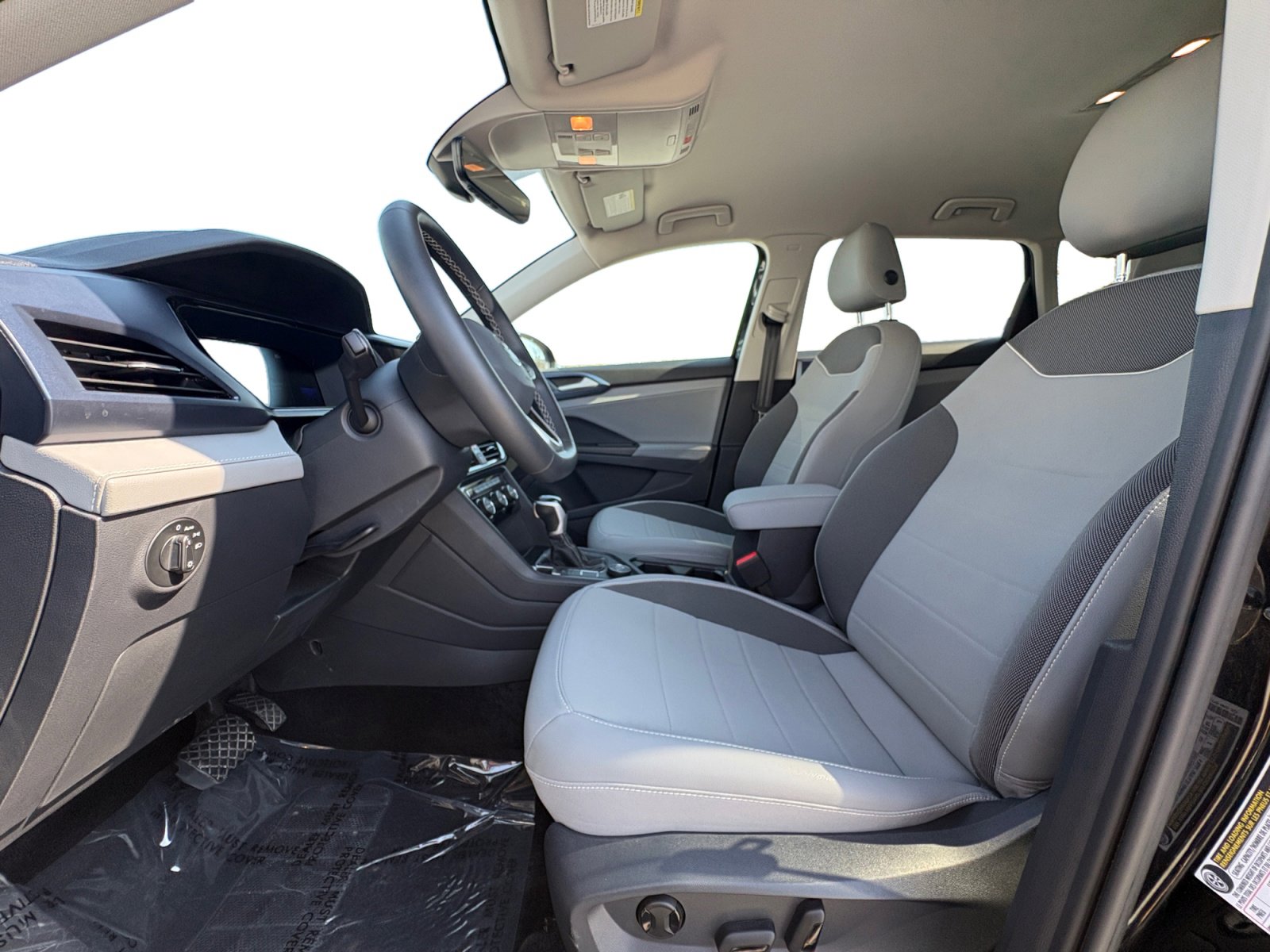 2024 Volkswagen Taos SE photo 2
