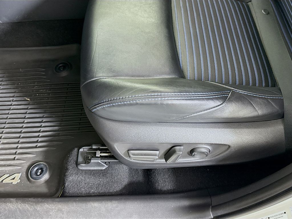 2020 Toyota RAV4 Hybrid XSE photo 17