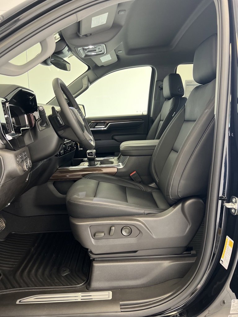 2024 Chevrolet Silverado 1500 RST photo 3