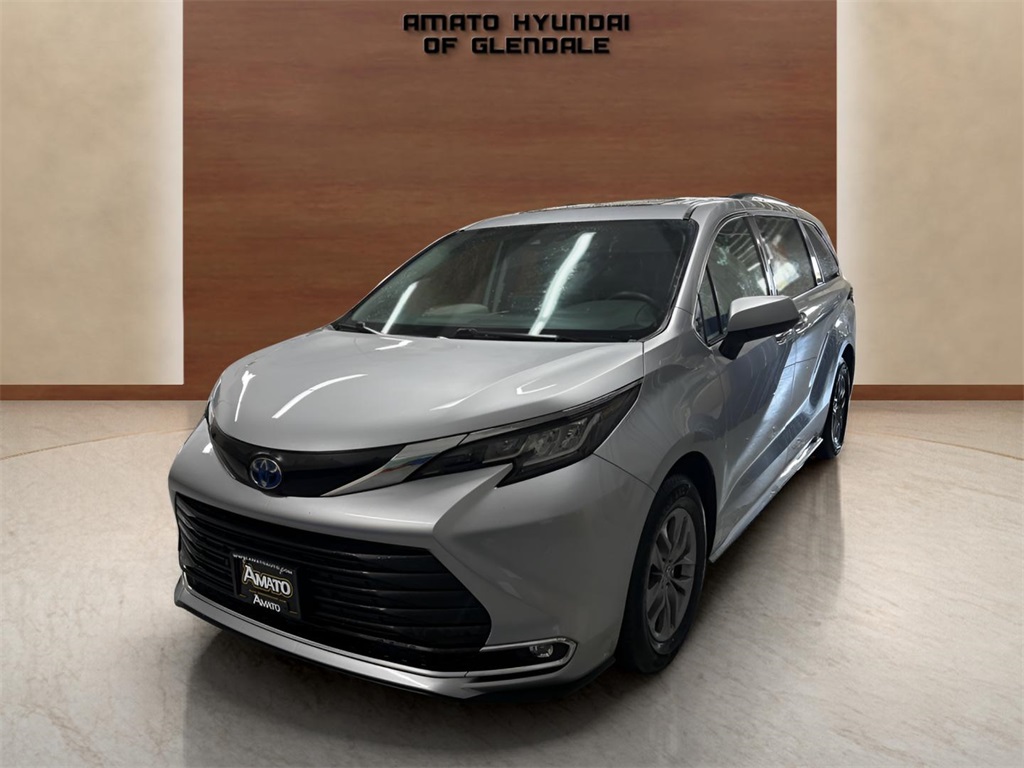 2023 Toyota Sienna XLE's photo