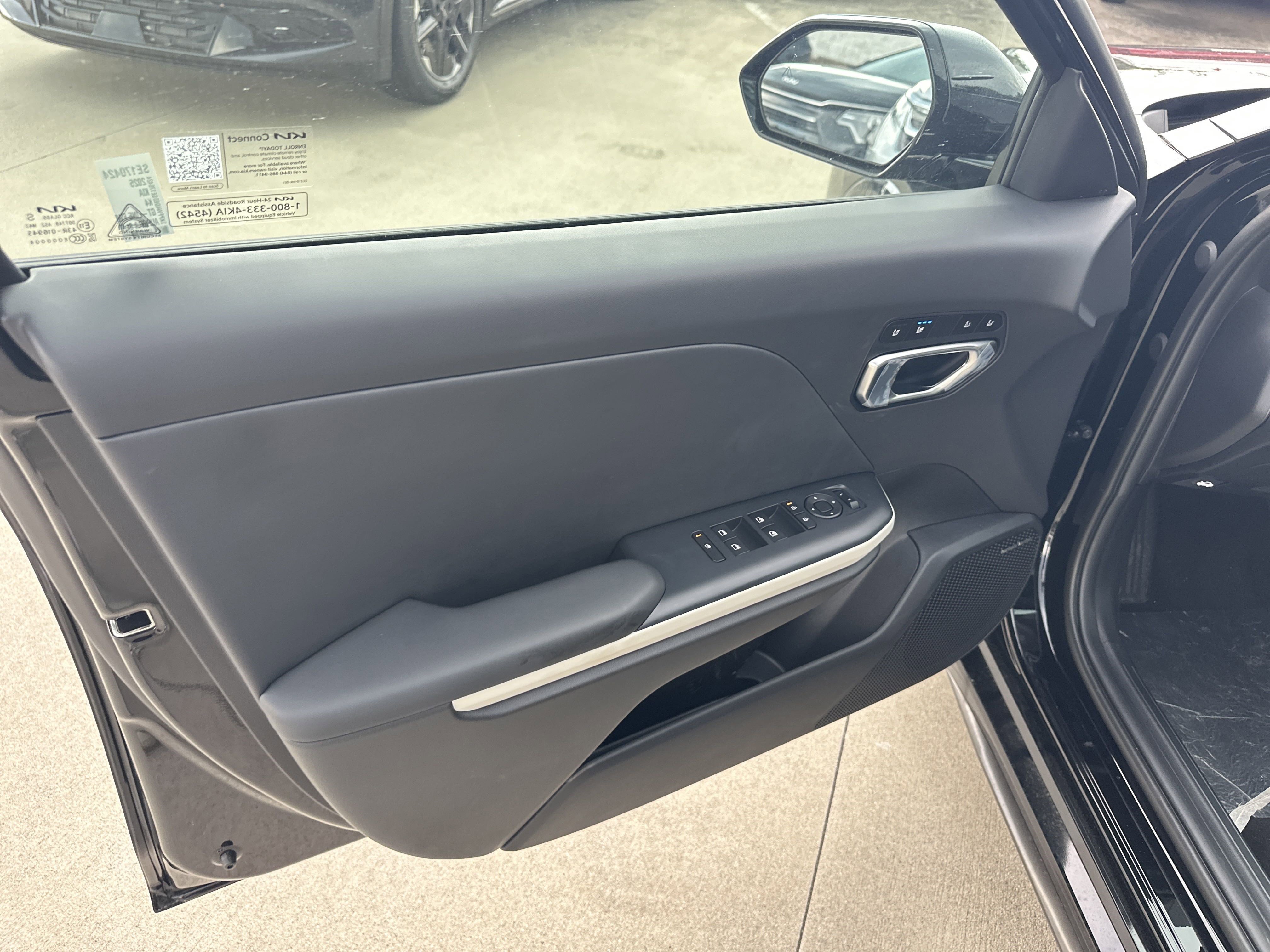 2025 Kia K4 GT-Line photo 3
