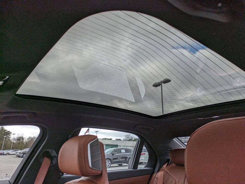 New 2024 Mineral White Metallic BMW xDrive60 image 23