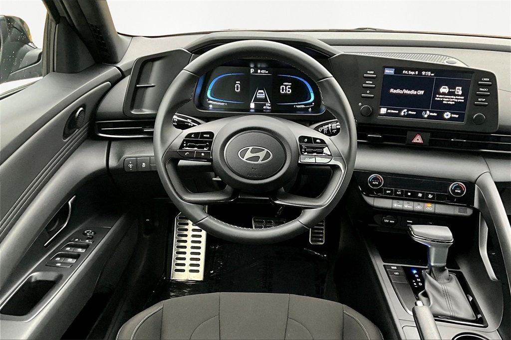 2025 Hyundai Elantra SEL Sport photo 4