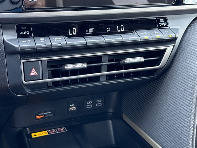 2025 Toyota Camry SE photo 23