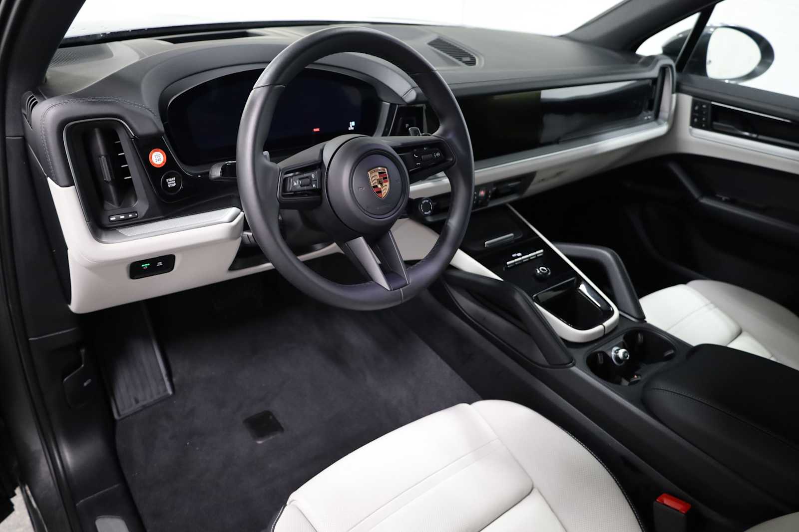 2025 Porsche Cayenne photo 2