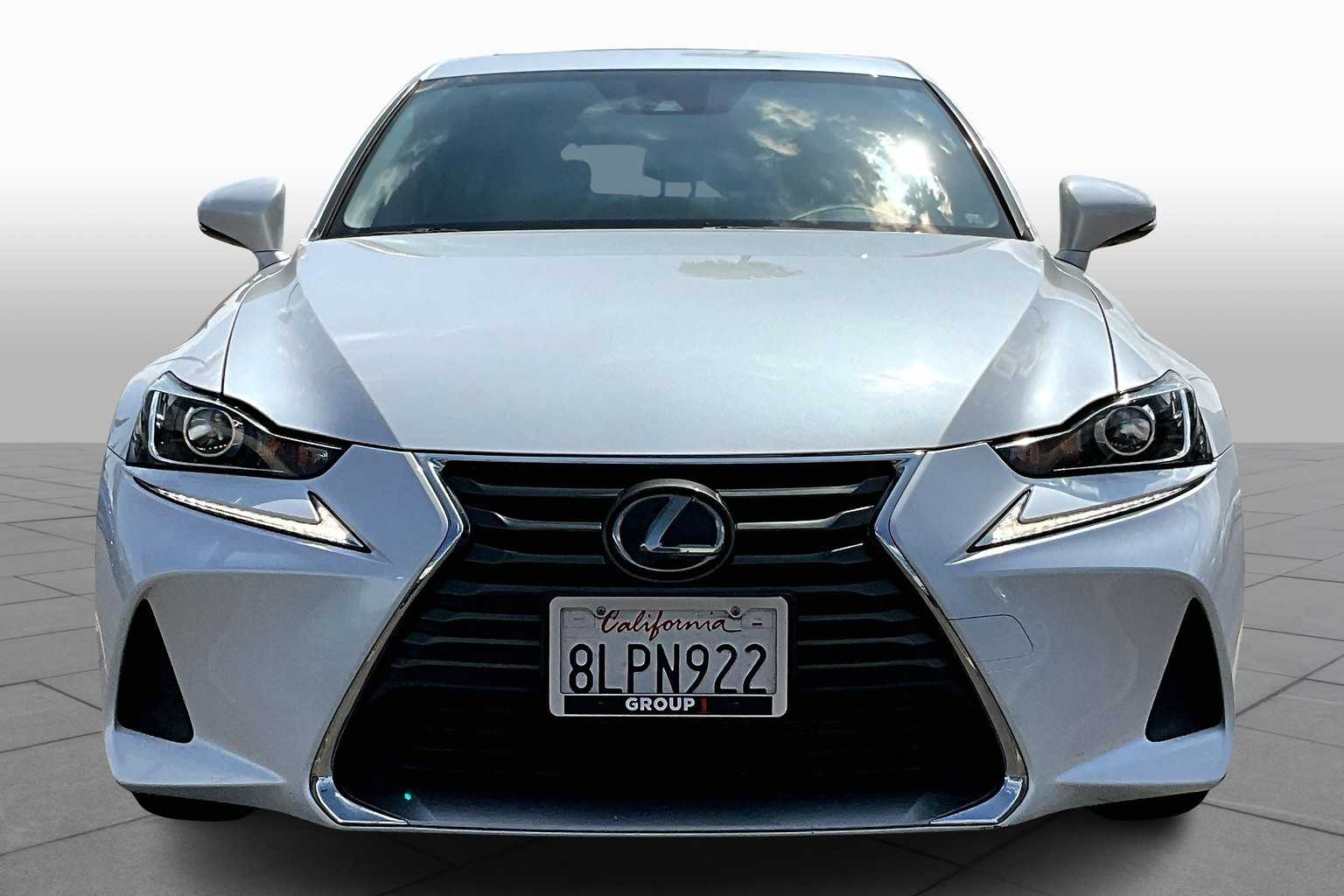 2019 Lexus IS 300 photo 3