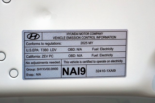 Used 2025 White Hyundai SEL image 34