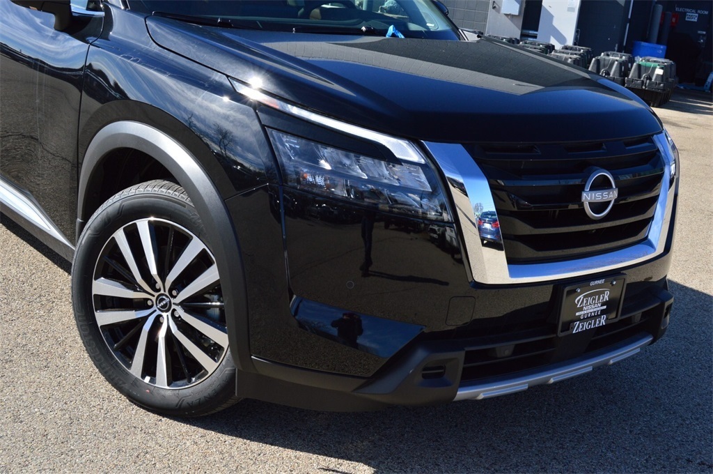 2025 Nissan Pathfinder Platinum photo 2