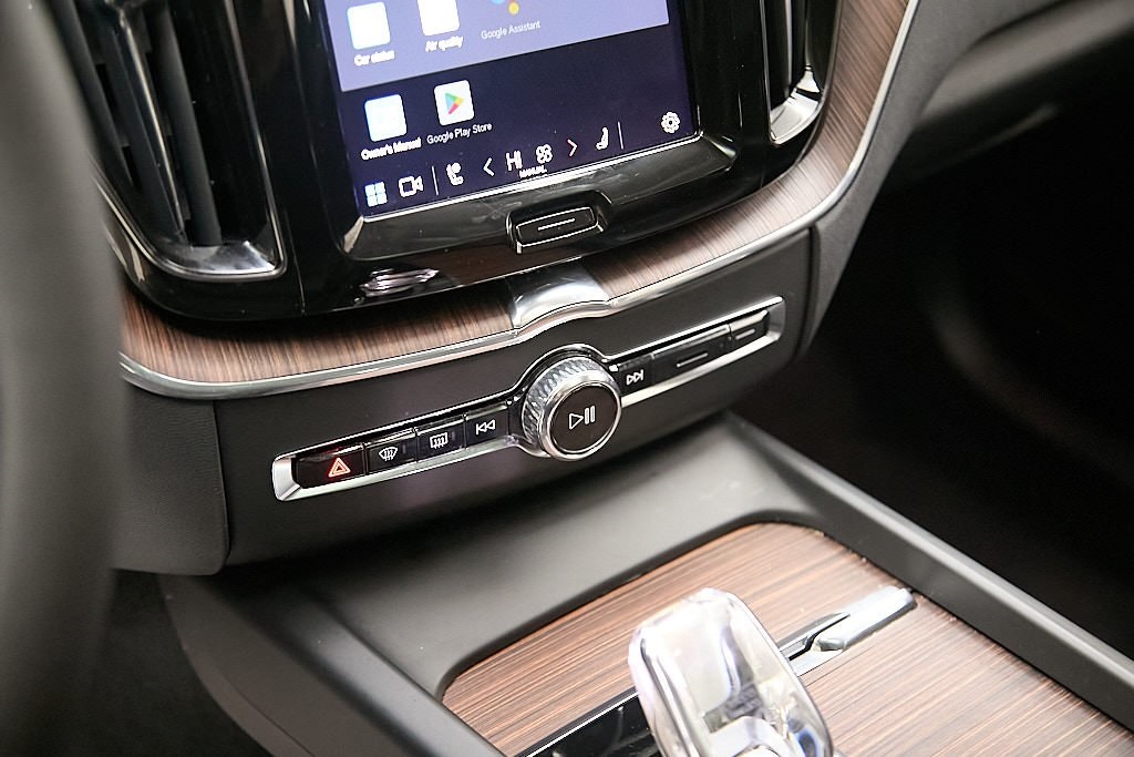 2023 VOLVO XC60 - Image 17