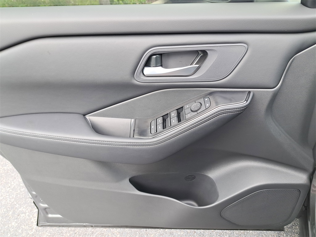 2026 Nissan Rogue SV photo 21
