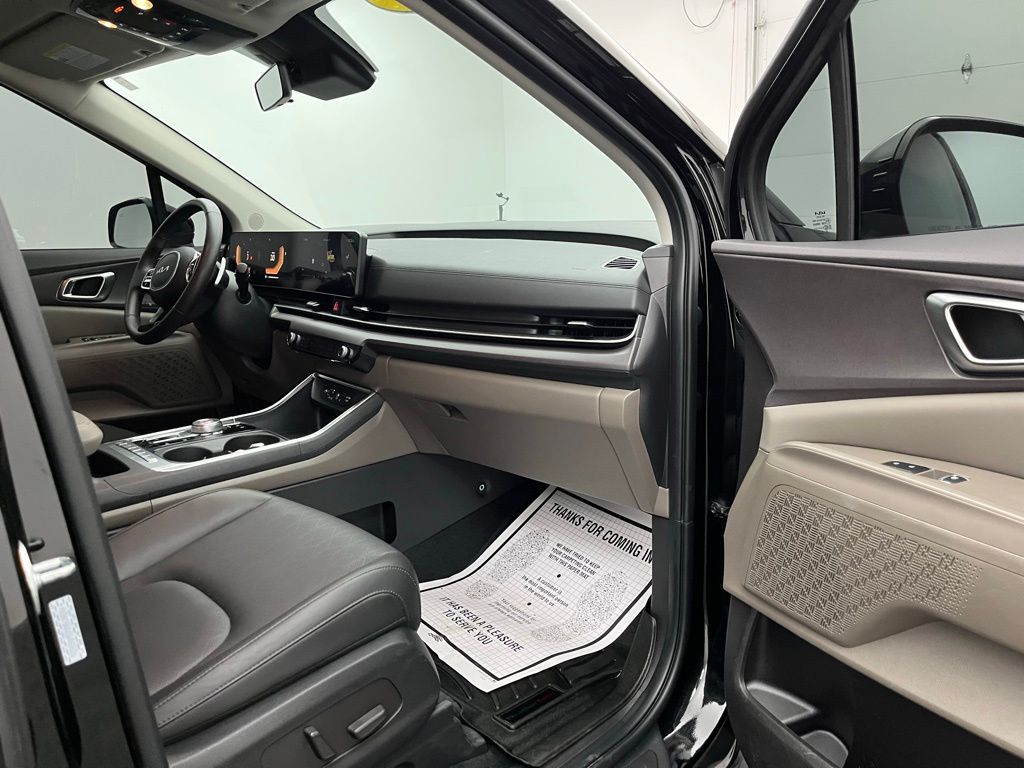 2025 Kia Carnival EX photo 18