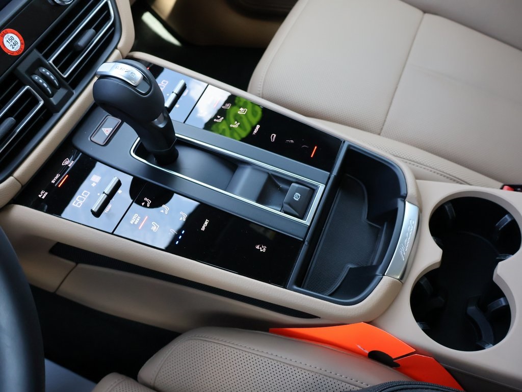 2025 Porsche Macan T photo 22