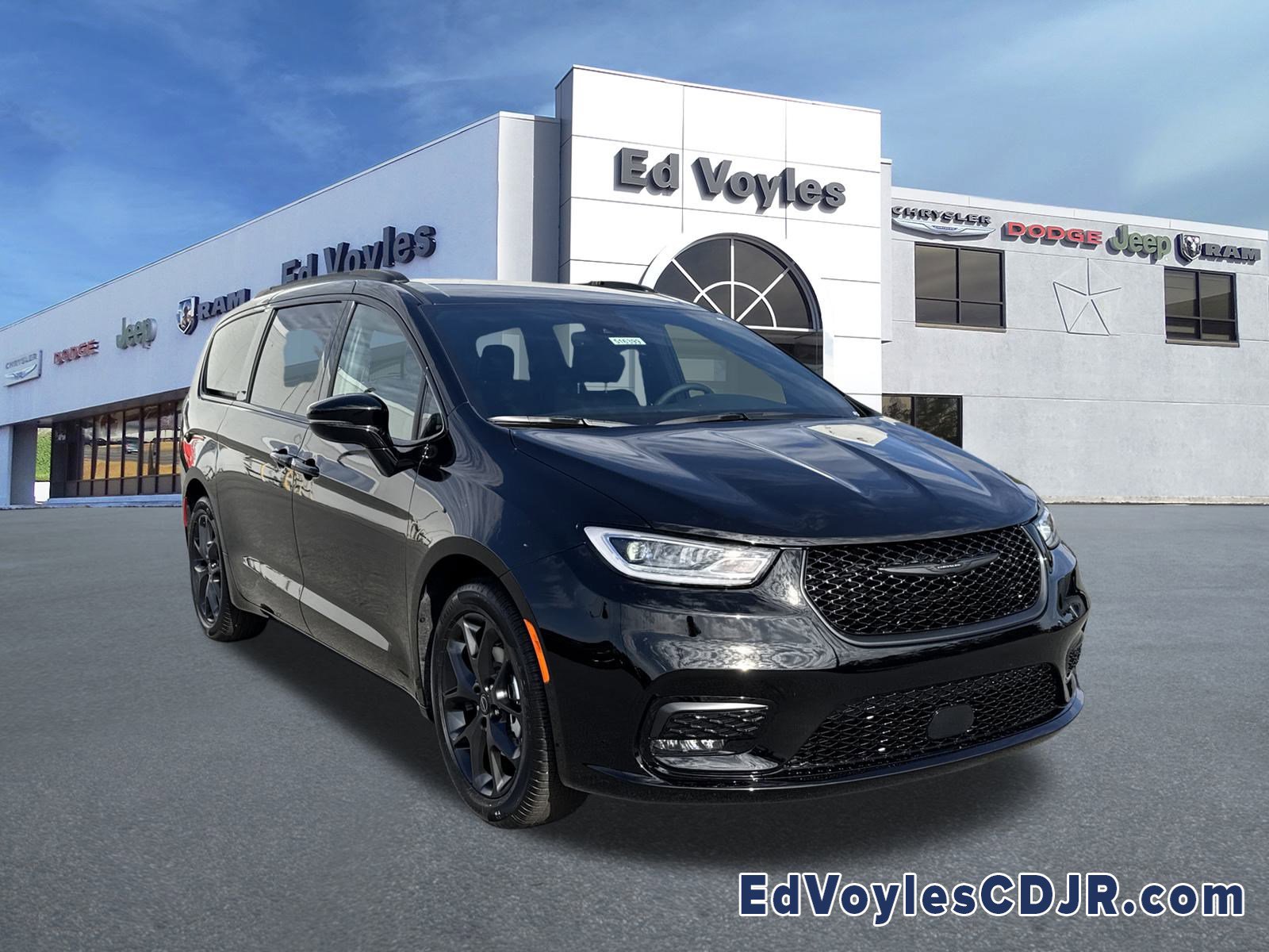 2026 Chrysler Pacifica Select's photo
