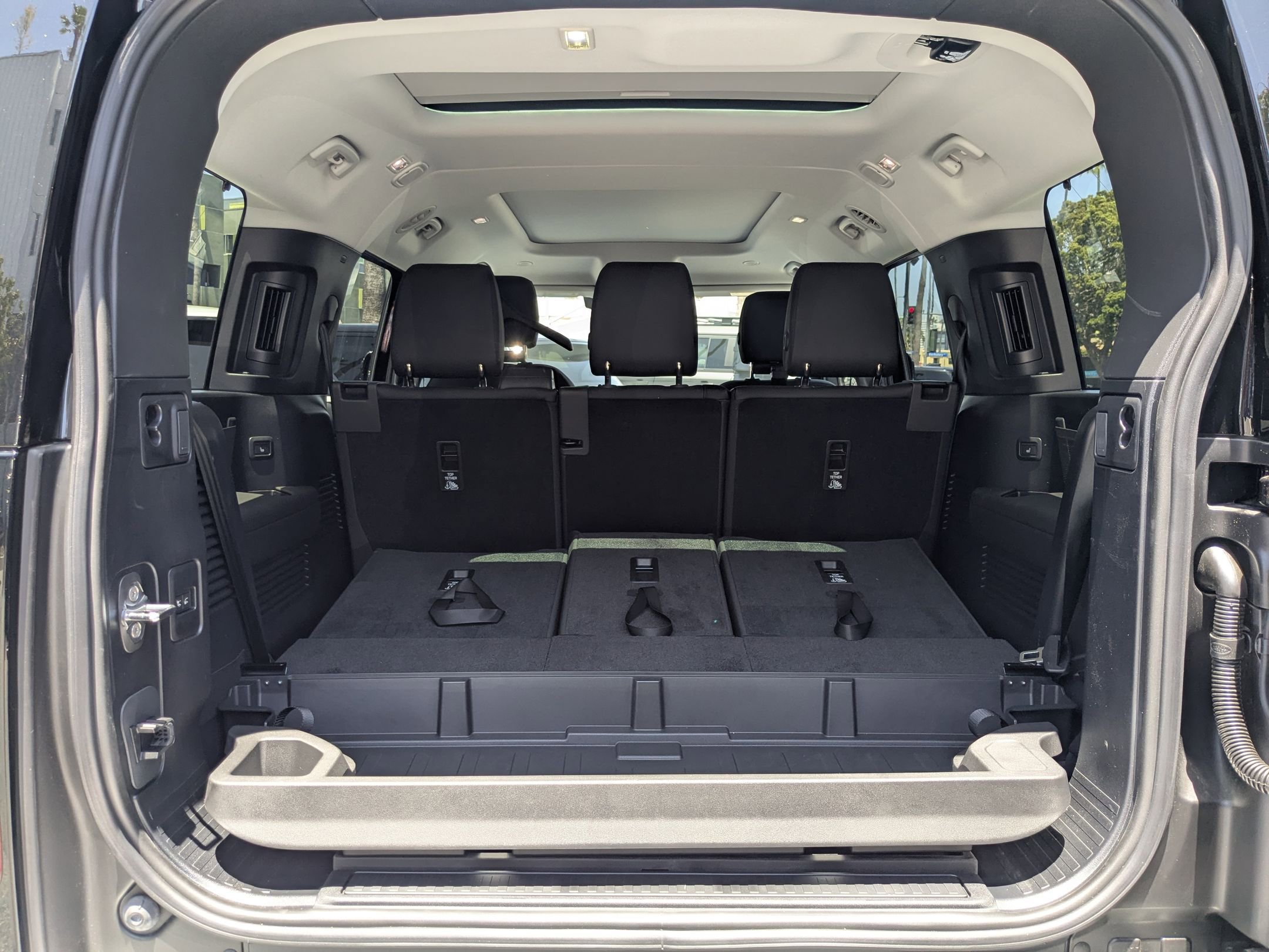 2025 Land Rover Defender 130 S photo 6