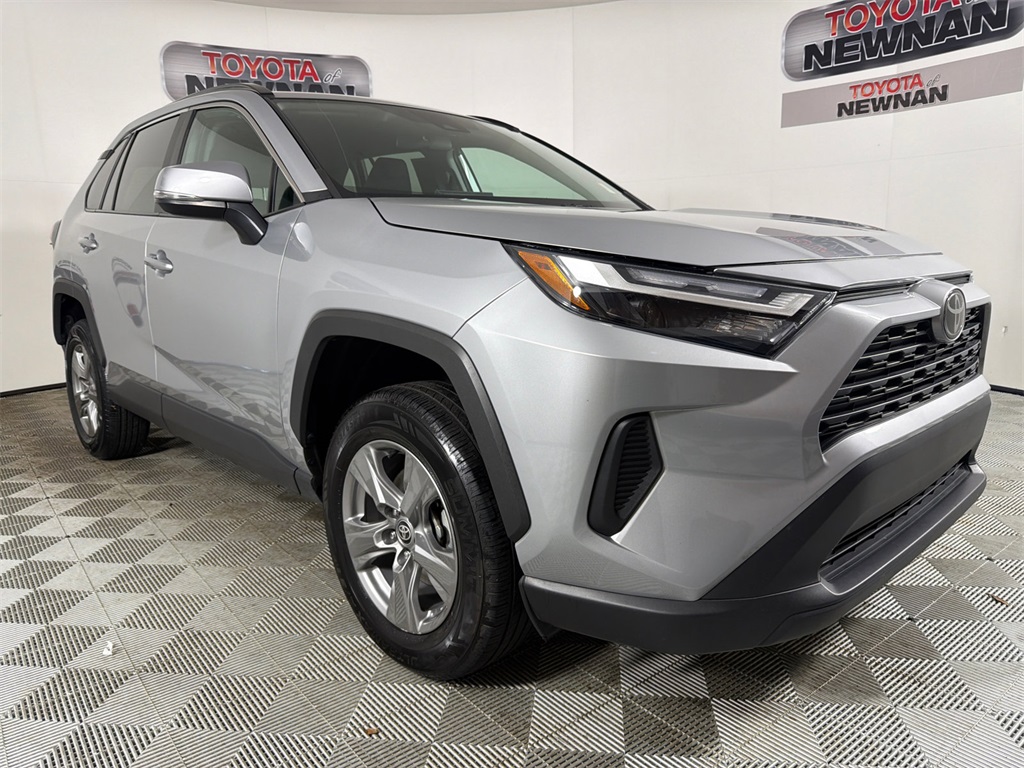 2024 Toyota RAV4 XLE's photo