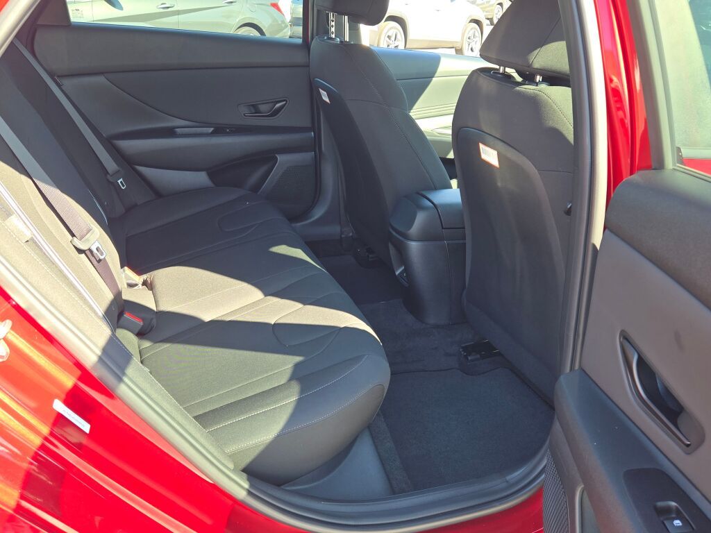 2025 Hyundai Elantra SEL Sport photo 6