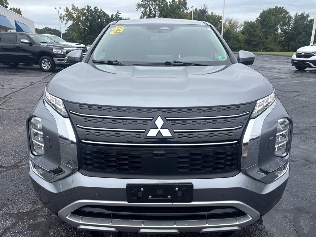 2023 Mitsubishi Outlander SE photo 2