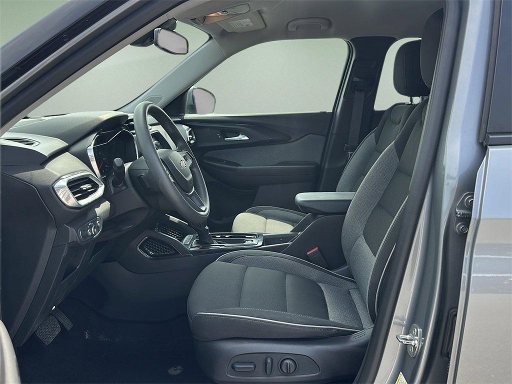 2023 Chevrolet Trailblazer LT photo 2