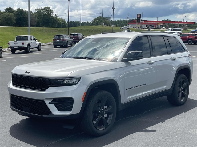 2025 Jeep Grand Cherokee Altitude photo 7