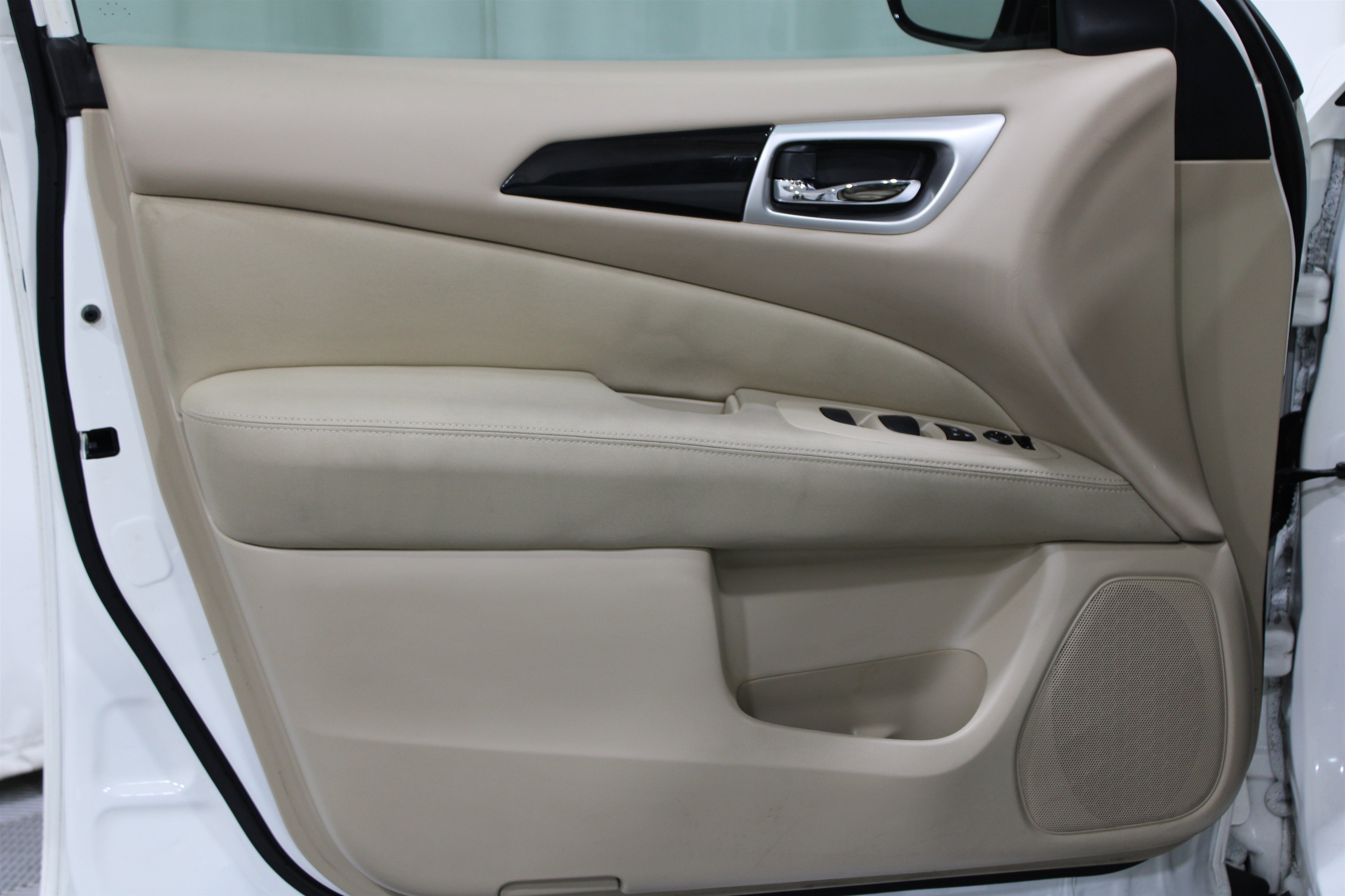 2017 Nissan Pathfinder S photo 2