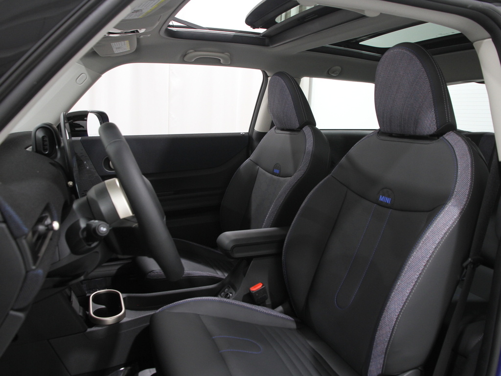 2025 Mini Cooper 2 Door Hardtop Signature photo 5