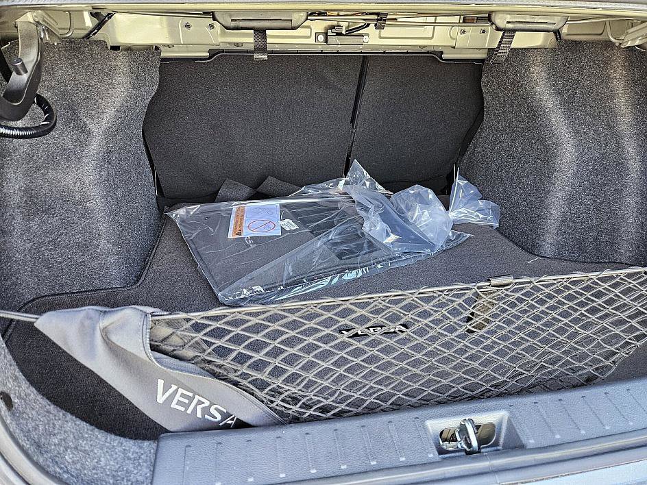 2025 Nissan Versa SR photo 11