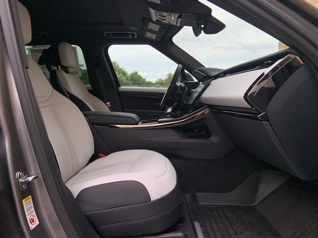 2025 Land Rover Range Rover Sport SE photo 15