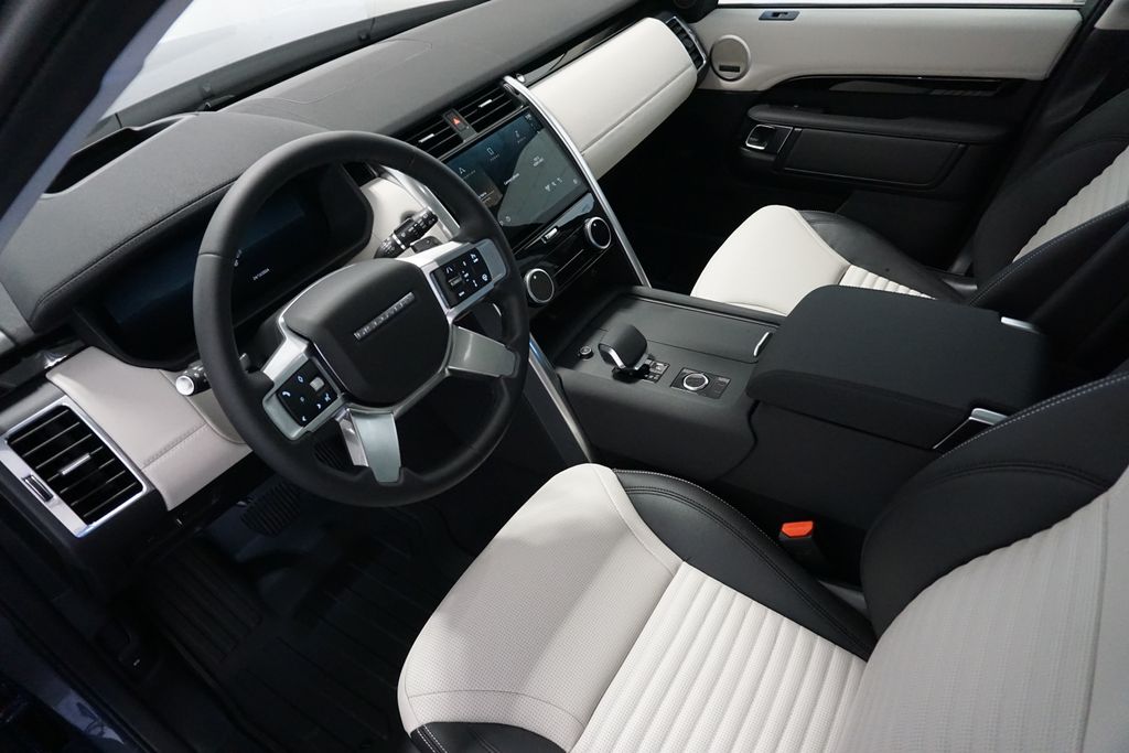 2025 Land Rover Discovery S photo 18
