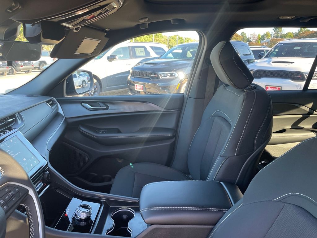 2025 Jeep Grand Cherokee Laredo X photo 2