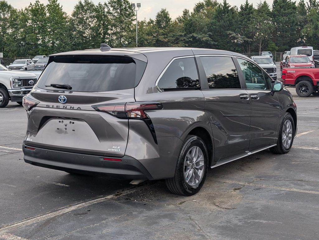 2024 Toyota Sienna XLE photo 4