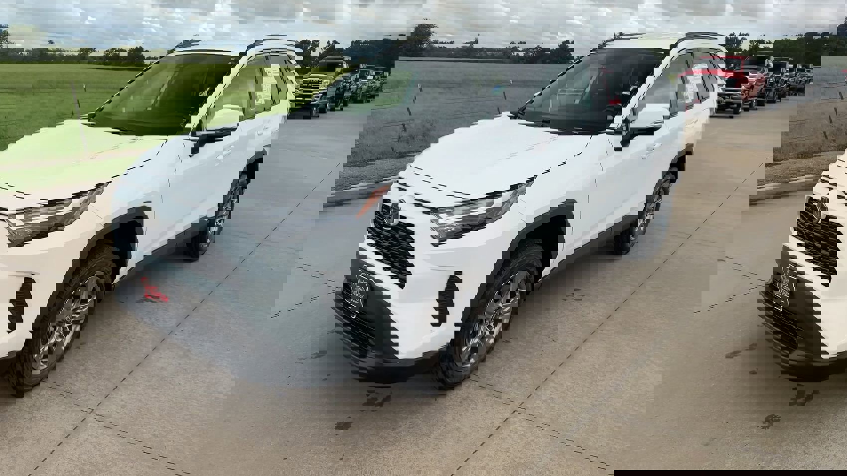 2024 Toyota RAV4 XLE photo 4