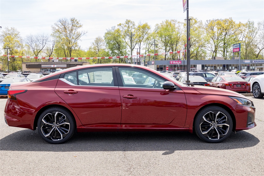 2025 Nissan Altima SR photo 4