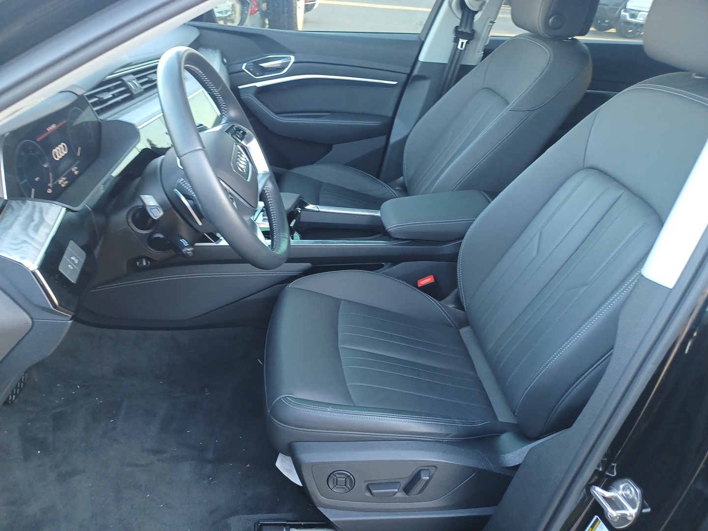 2021 Audi e-tron Premium photo 6