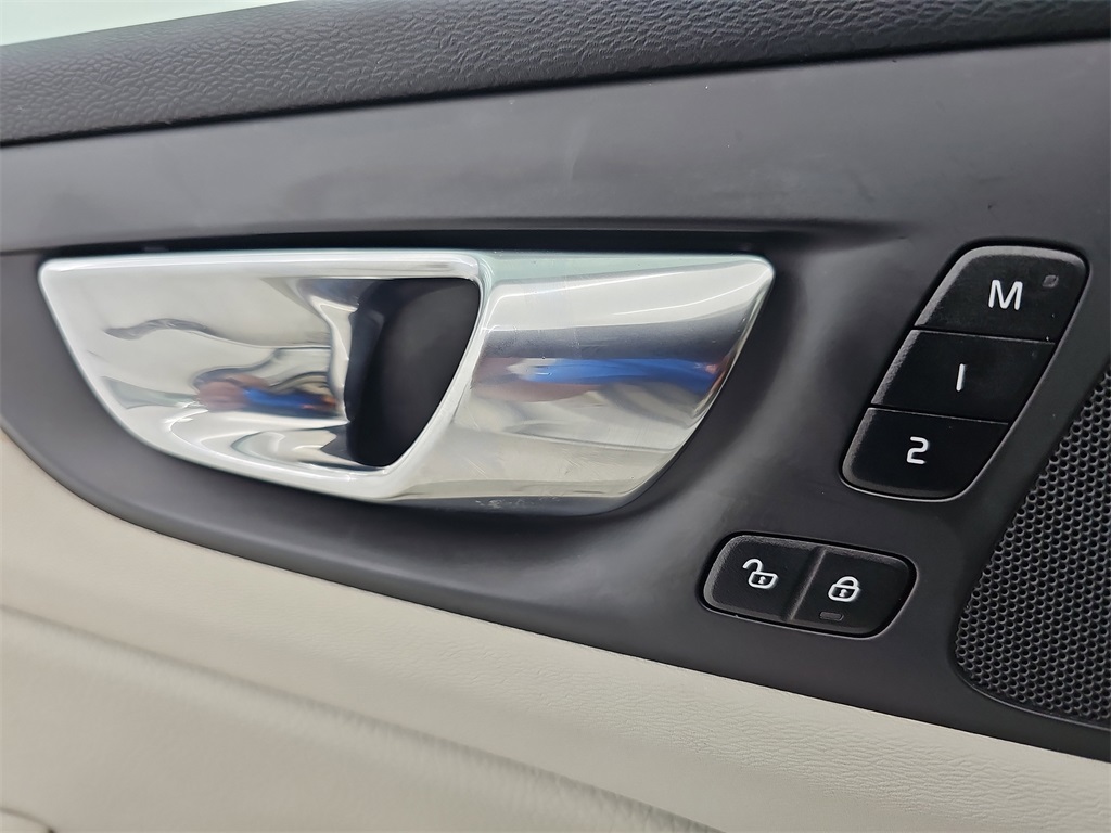 2022 Volvo S60 Recharge T8 R-Design Expression photo 31