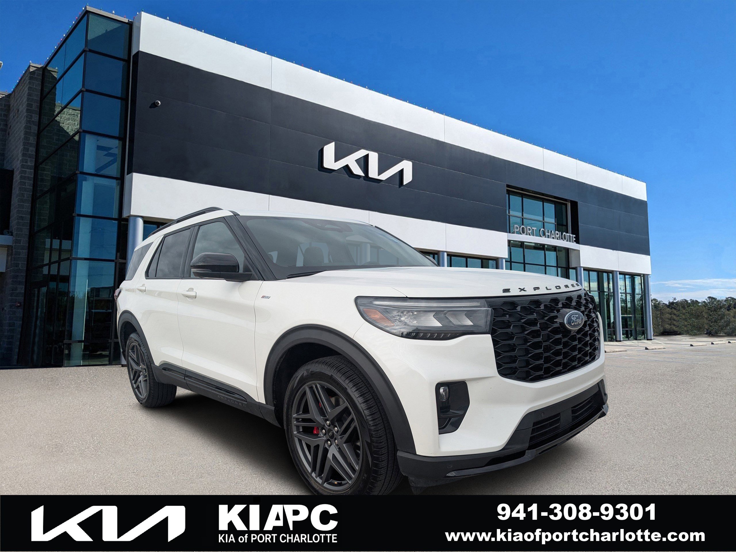 2025 Ford Explorer ST-LINE's photo