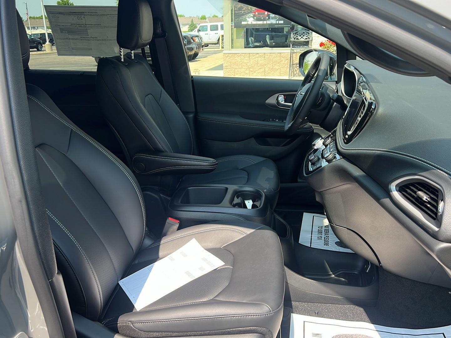 2025 Chrysler Pacifica photo 21