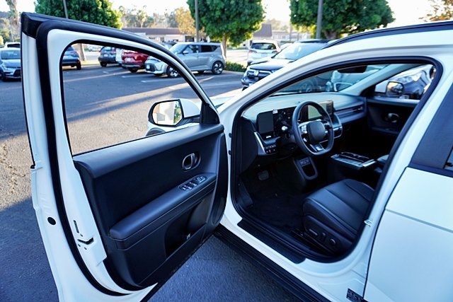 Used 2025 White Hyundai SEL image 35