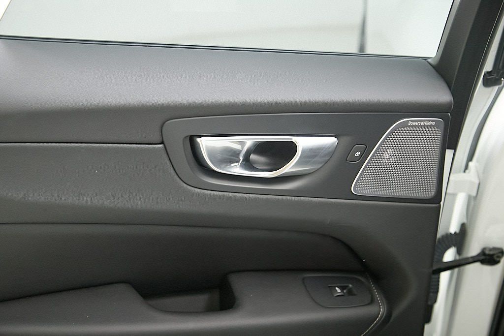 2023 VOLVO XC60 - Image 21