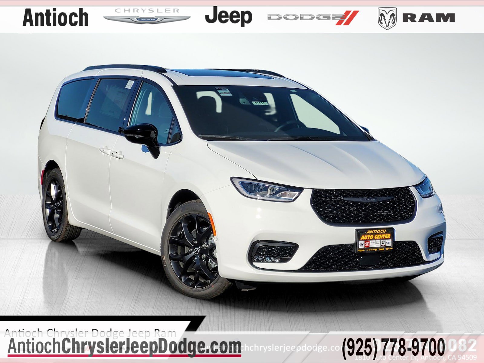 2026 Chrysler Pacifica Limited's photo