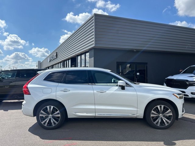 2022 Volvo XC60 Recharge Hybrid Inscription photo 2