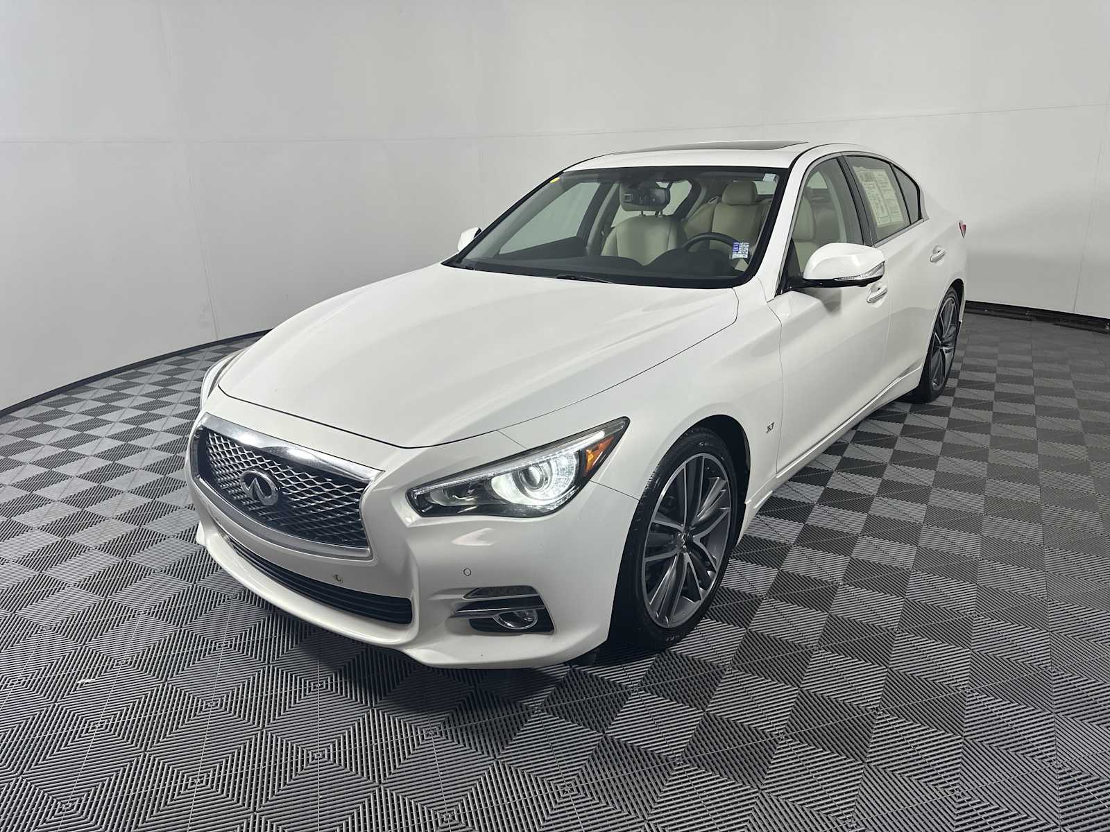 2015 Infiniti Q50 Premium photo 2
