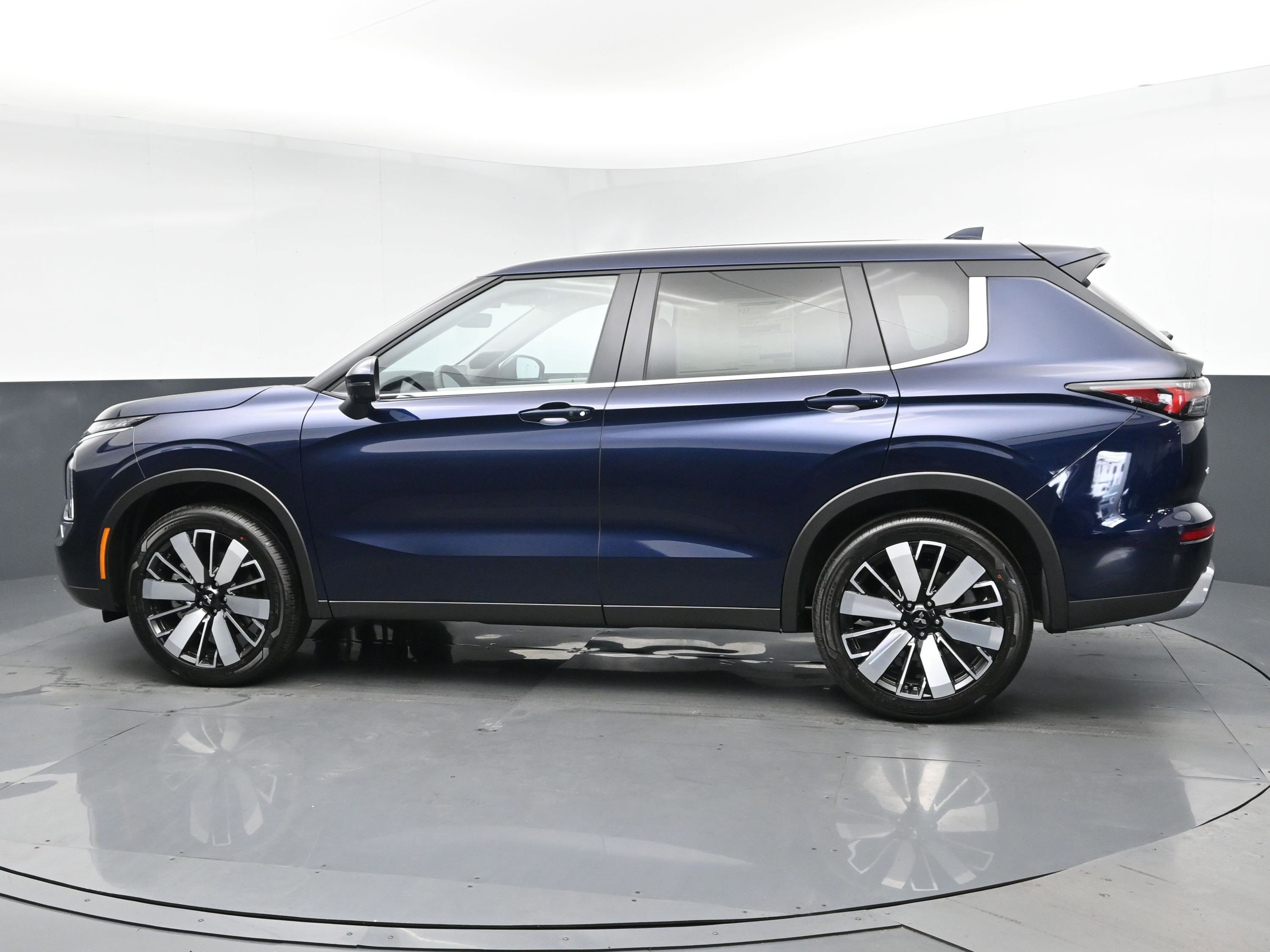 2025 Mitsubishi Outlander SE photo 3