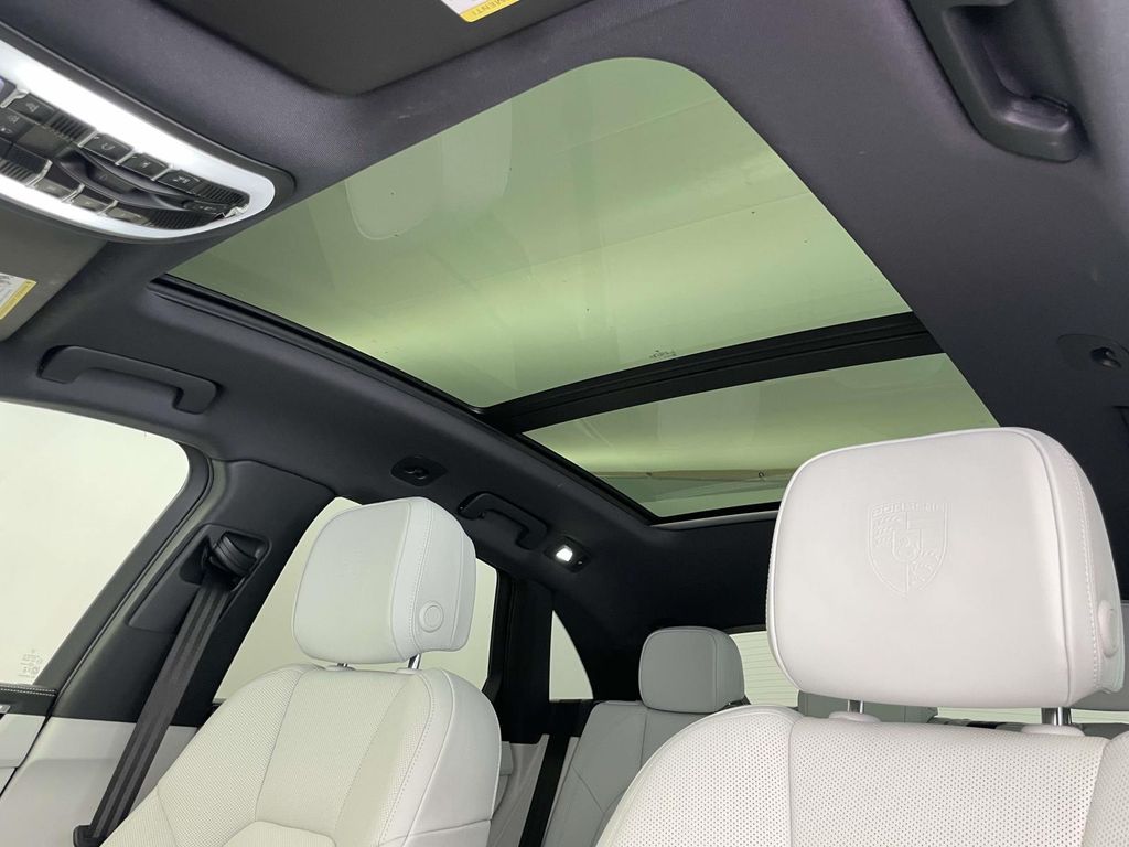 2024 Porsche Macan Base photo 18