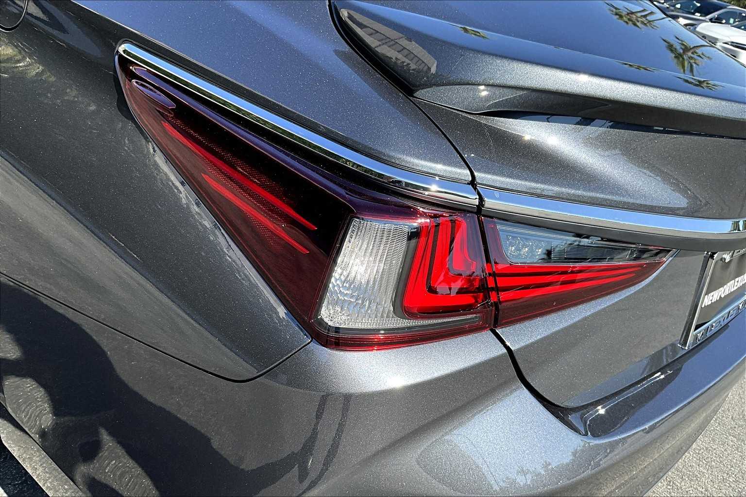 2025 Lexus ES 300h photo 12
