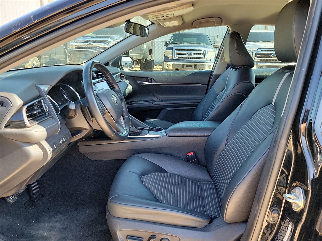 2020 Toyota Camry SE photo 19
