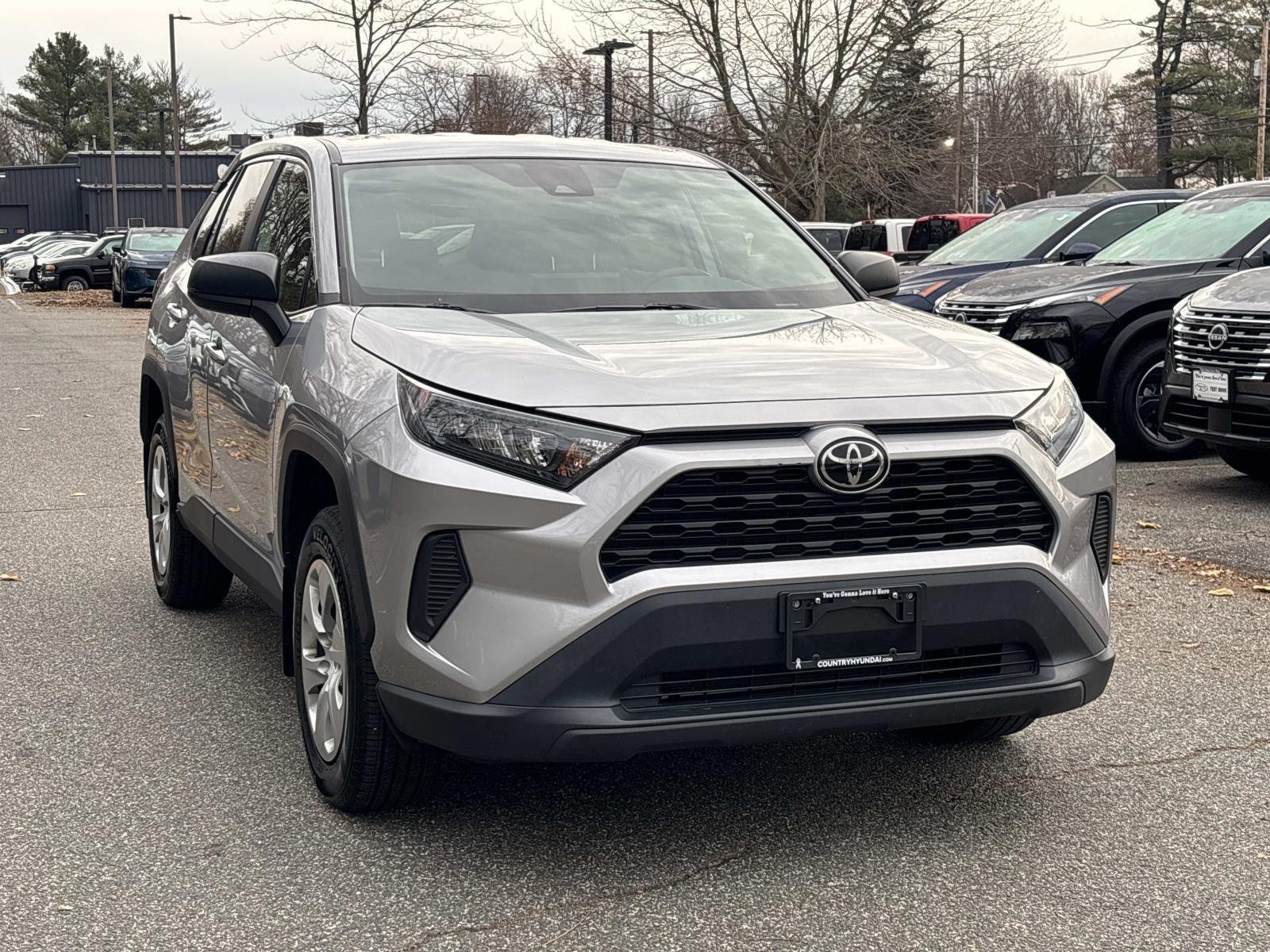 2022 Toyota RAV4 LE photo 2