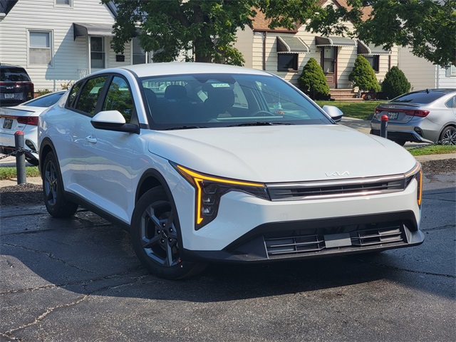 2025 Kia K4 LXS photo 2