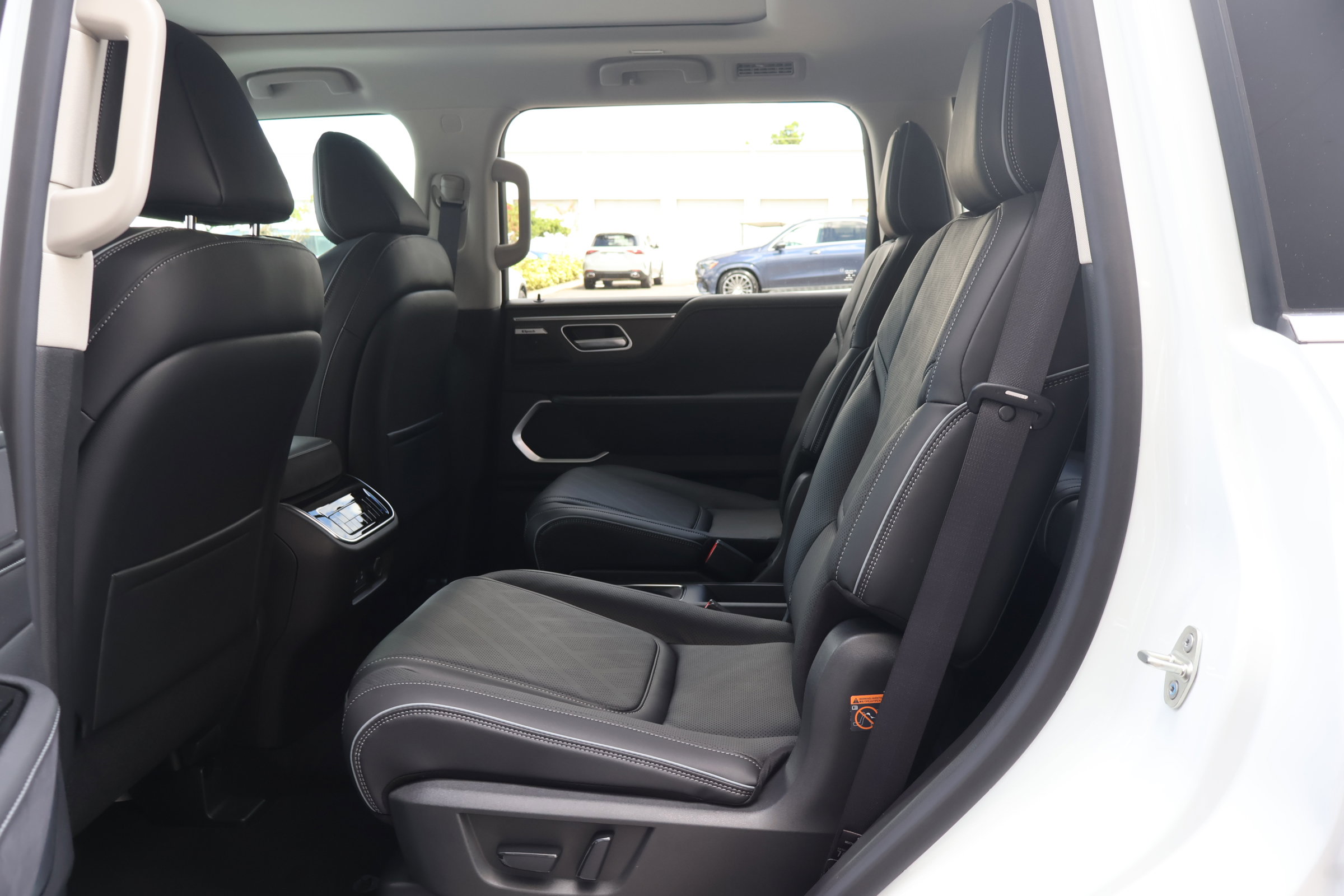 2026 Infiniti QX80 Luxe photo 13