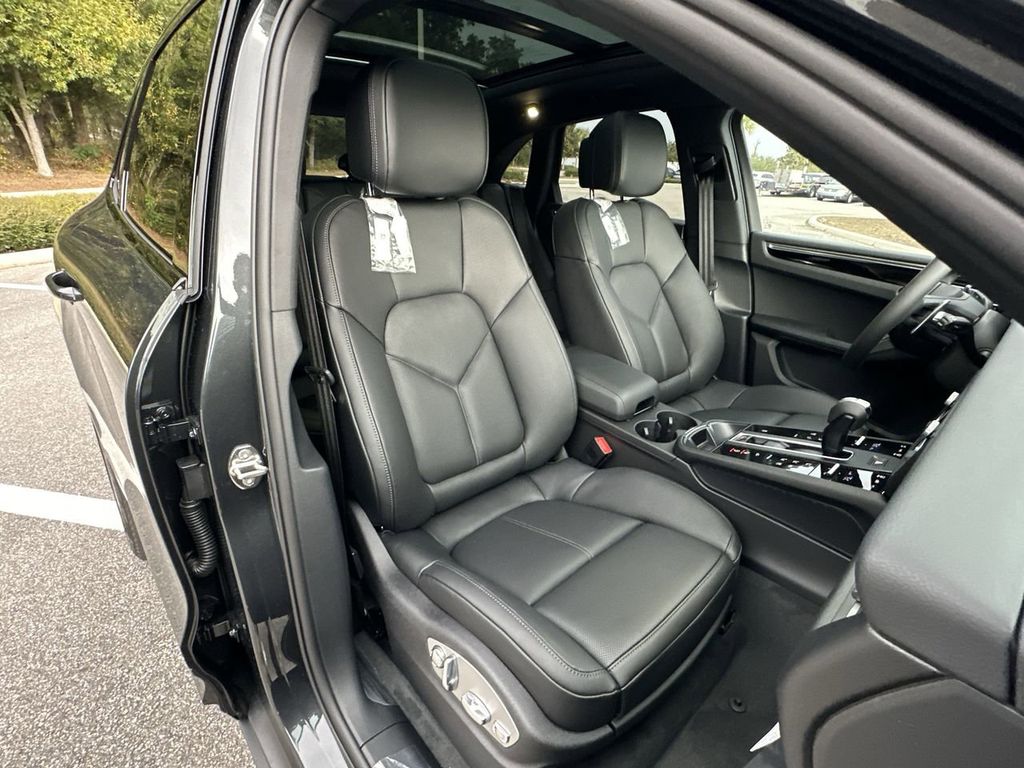 2025 Porsche Macan Base photo 21